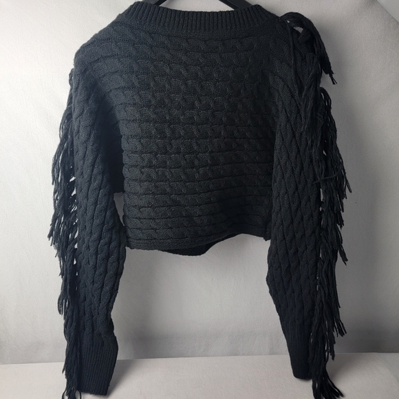 NWT black knit long tassle sleeve crop sweater Size large - Picture 4 of 5